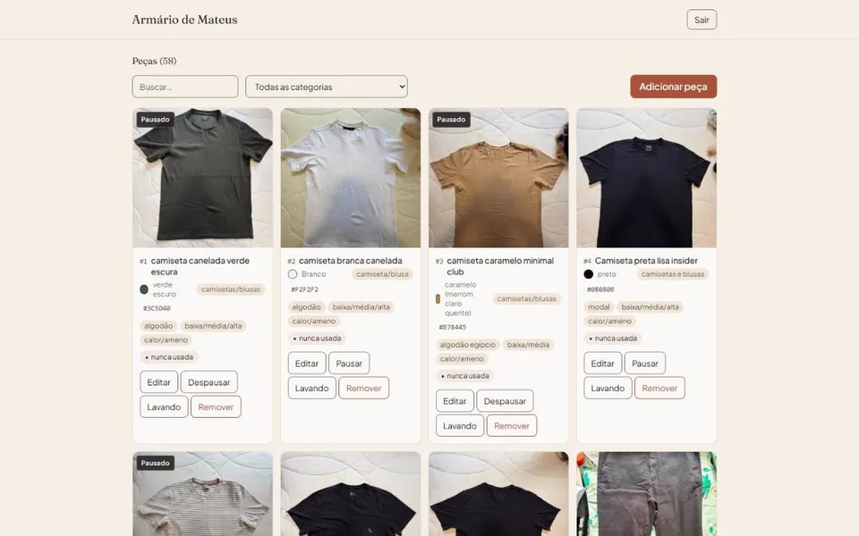 Armário digital do QueVisto com fotos de camisetas cadastradas, cor, tecido e ocasião de cada peça